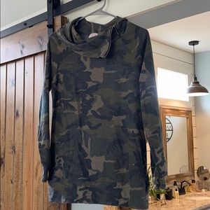 Tunic camo top with cool zip neck.